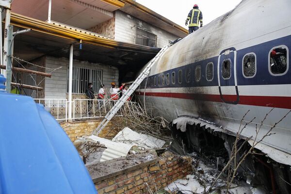 تحطم الطائرة الإيرانية بوينغ 707 في محافظة ألبرز، في منطقة سكنية بضواحي طهران، إيران 14 يناير/ كانون الثاني 2019 - سبوتنيك عربي
