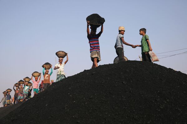 عمال الفحم في السوق وهم يفرغون عبّارة في دكا، بنغلاديش، 13 يناير/ كانون الثاني 2019 - سبوتنيك عربي