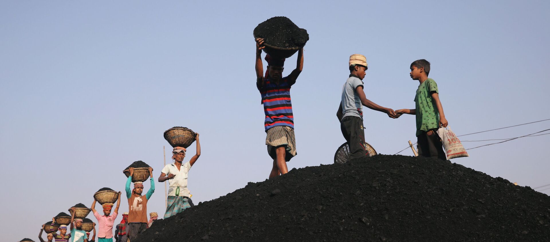 عمال الفحم في السوق وهم يفرغون عبّارة في دكا، بنغلاديش، 13 يناير/ كانون الثاني 2019 - سبوتنيك عربي, 1920, 18.10.2021