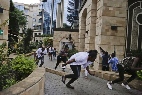 أشخاص يفرون من هجوم إرهابي على فندق في نيروبي، كينيا 15 يناير/ كانون الثاني 2019 - سبوتنيك عربي