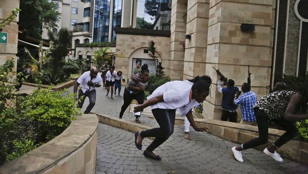أشخاص يفرون من هجوم إرهابي على فندق في نيروبي، كينيا 15 يناير/ كانون الثاني 2019 - سبوتنيك عربي
