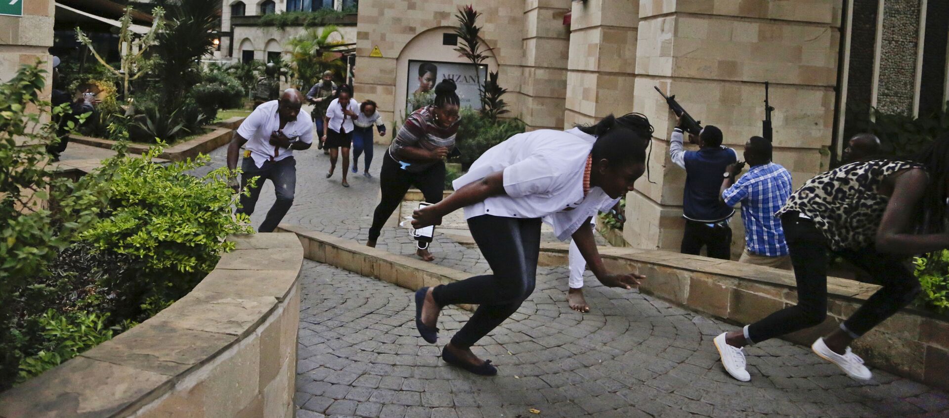 أشخاص يفرون من هجوم إرهابي على فندق في نيروبي، كينيا 15 يناير/ كانون الثاني 2019 - سبوتنيك عربي, 1920, 07.12.2019