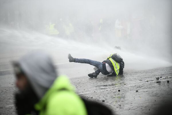 استمرار احتجاجات السترات الصفراء - الشرطة الفرنسية تفرق المتظاهرين في باريس، يناير/ كانون الثاني 2019 - سبوتنيك عربي