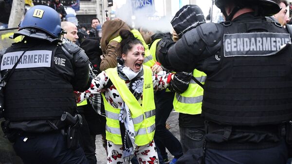 اعتقال المتظاهرين  في باريس  - سبوتنيك عربي