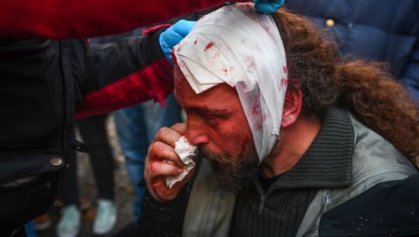 مراسل وكالة سبوتنيك يتعرض للضرب المبرح خلال احتجاجات أثينا - سبوتنيك عربي