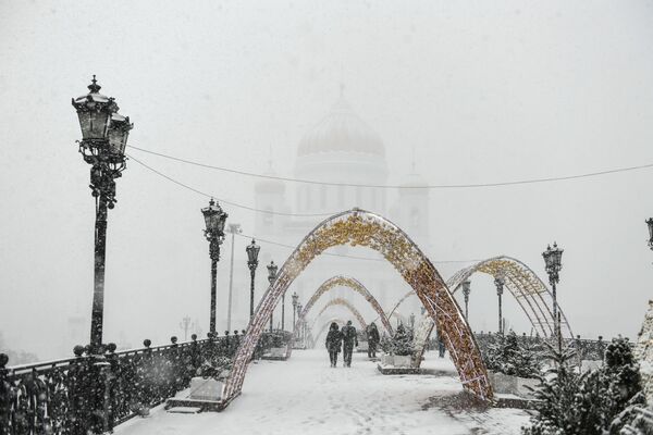 جسر باتريارشي المؤدي إلى كتدرائية المسيح المخلص خلال تساقط ثلوج كثيفة في موسكو - سبوتنيك عربي