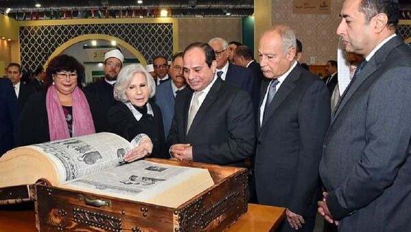 السيسي يتفقد جناح جامعة الدول العربية خلال افتتاحه معرض القاهرة الدولي للكتاب - سبوتنيك عربي