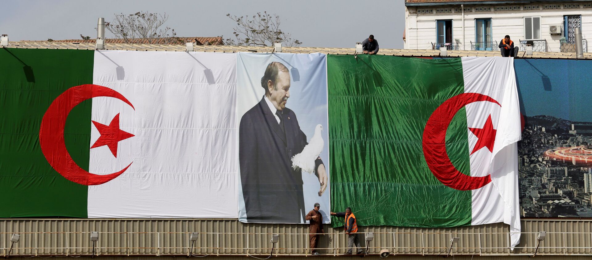 الرئيس بوتفليقة على أحد أعلام الجزائر - سبوتنيك عربي, 1920, 23.09.2019