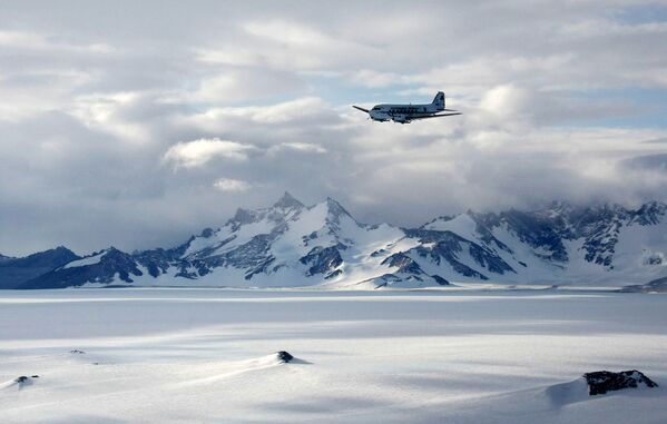 سلسلة جبال ولثات (Wohlthat Mountains) في أنتاركتيكا، في المنطقة التي تقع فيها المحطة العلمية الروسية نوفولازاريفسكايا - سبوتنيك عربي