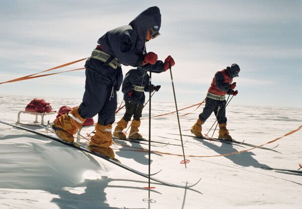 الطاقم النسائي المشارك في البعثة العلمية-الرياضية ميتيليتسا في أنتاركتيكا - سبوتنيك عربي