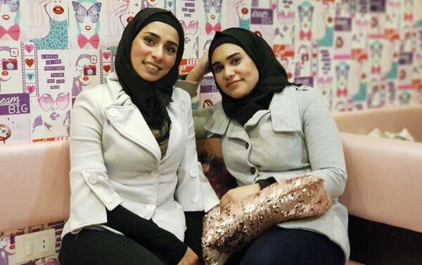 صاحبتا مشروع مقهى سيلينا في حلب، الأختان هيلا وريان - سبوتنيك عربي