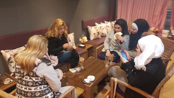 زبونات مقهى سيلينا في حلب - سبوتنيك عربي