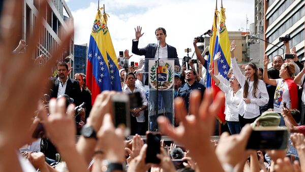 زعيم المعارضة الفنزويلية خوان غوايدو، خلال مظاهرات في كاراكاس، فنزويلا 23 يناير/ كانون الثاني 2019 - سبوتنيك عربي