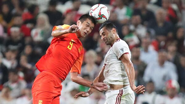 صراع على الكرة خلال مباراة إيران والصين في بطولة كأس آسيا - سبوتنيك عربي