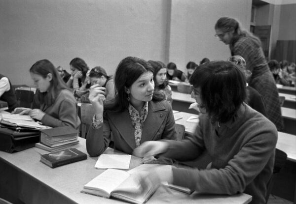 طالبات من الولايات المتحدة الأمريكية في جامعة موسكو، في سبعينيات القرن الماضي - سبوتنيك عربي