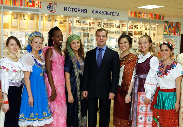 دميتري ميدفيديف يلتقي مع طلاب جامعة الصداقة الأجانب، موسكو 22 سبتمبر/ أيلول 2011 - سبوتنيك عربي