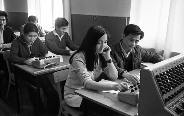 طلاب التحضيري بجامعة الصداقة من جمهورية فيتنام الديموقراطية وجمهورية منغوليا الشعبية أثناء المحاضرة - سبوتنيك عربي