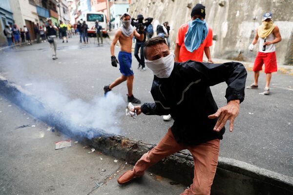 احتجاجات عارمة في أنحاء فنزويلا، واشتباكات بين المتظاهرين وأفرا الحرس الوطني في كاراكاس، 21 يناير/ كانون الثاني 2019 - سبوتنيك عربي
