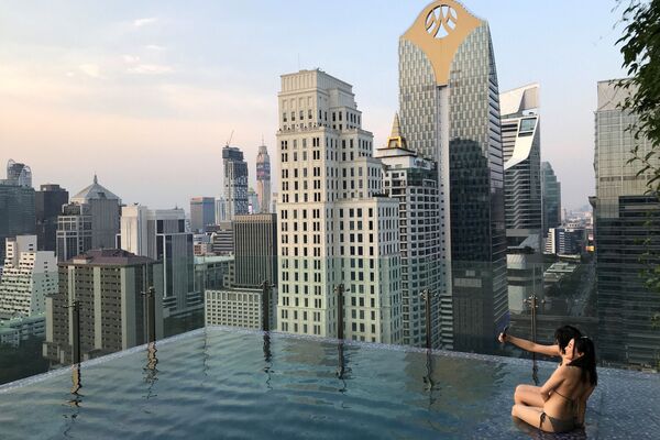 سياح في بركة مياه على سطح فندق قي بانكوك، تايلاند 21 يناير/ كانون الثاني 2019 - سبوتنيك عربي