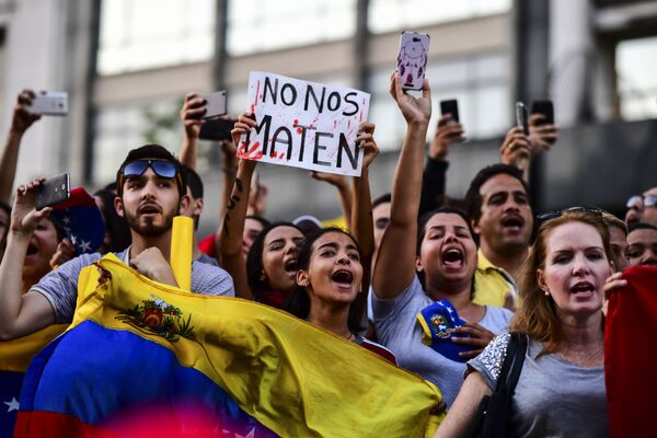مظاهرات عارمة في أنحاء فنزويلا، وأنصار زعيم المعارضة الفنزويلي خوان غوايدو يطالبون بتنحي رئيس البلاد نيكولاس مادورو، 23 يناير/ كانون الثاني 2019 - سبوتنيك عربي