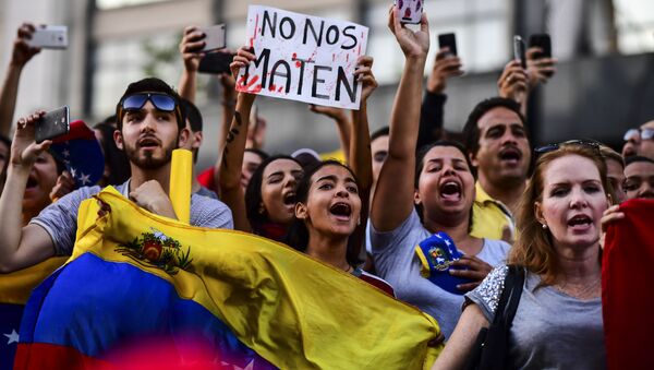 مظاهرات عارمة في أنحاء فنزويلا، وأنصار زعيم المعارضة الفنزويلي خوان غوايدو يطالبون بتنحي رئيس البلاد نيكولاس مادورو، 23 يناير/ كانون الثاني 2019 - سبوتنيك عربي