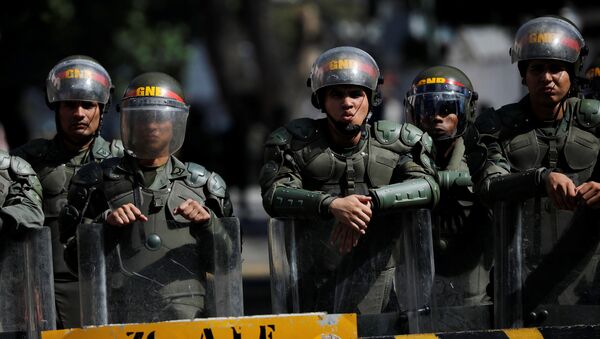 قوات الأمن تحرس مدخل مبنى عسكري في وسط مدينة كراكاس في فنزويلا - سبوتنيك عربي