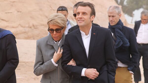 الرئيس الفرنسي إيمانويل ماكرون وزوجته بريدجيت ماكرون في زيارة إلى معبد أبو سمبل جنوبي مصر، 27 يناير/ كانون الثاني 2019 - سبوتنيك عربي