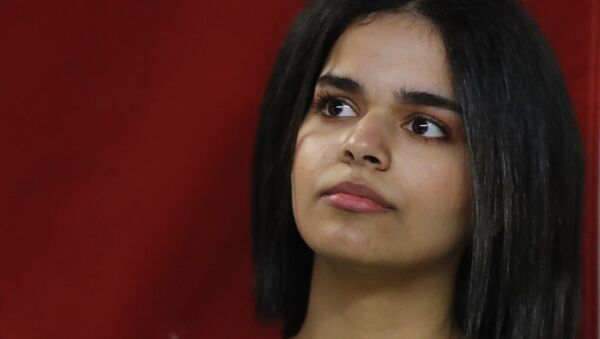 الفتاة السعودية رهف محمد القنون خلال مؤتمر صحفي في تورونتو، كندا 15 يناير/ كانون الثاني 2019 - سبوتنيك عربي