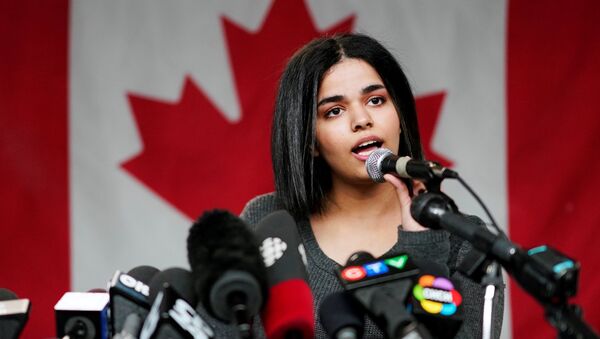 الفتاة السعودية رهف محمد القنون خلال مؤتمر صحفي في تورونتو، كندا 15 يناير/ كانون الثاني 2019 - سبوتنيك عربي