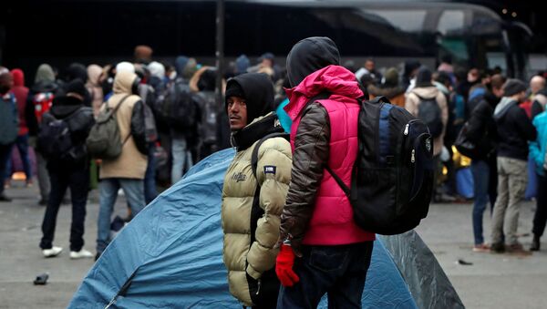 الشرطة الفرنسية تقوم بإجلاء مخيم للمهاجرين، اللاجئين، في باريس، فرنسا 29 يناير/ كانون الثاني 2019 - سبوتنيك عربي