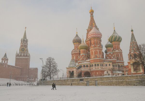 مشهد لكتدرائية  القديس باسيل على الساحة الحمراء أثناء تساقط الثلوج في موسكو، 21 يناير/ كانون الثاني 2019 - سبوتنيك عربي