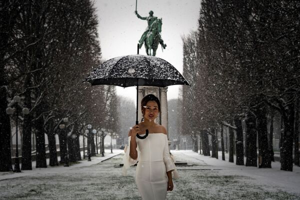 فتاة تقف للتصوير في باريس، 22 يناير/ كانون الثاني 2019 - سبوتنيك عربي