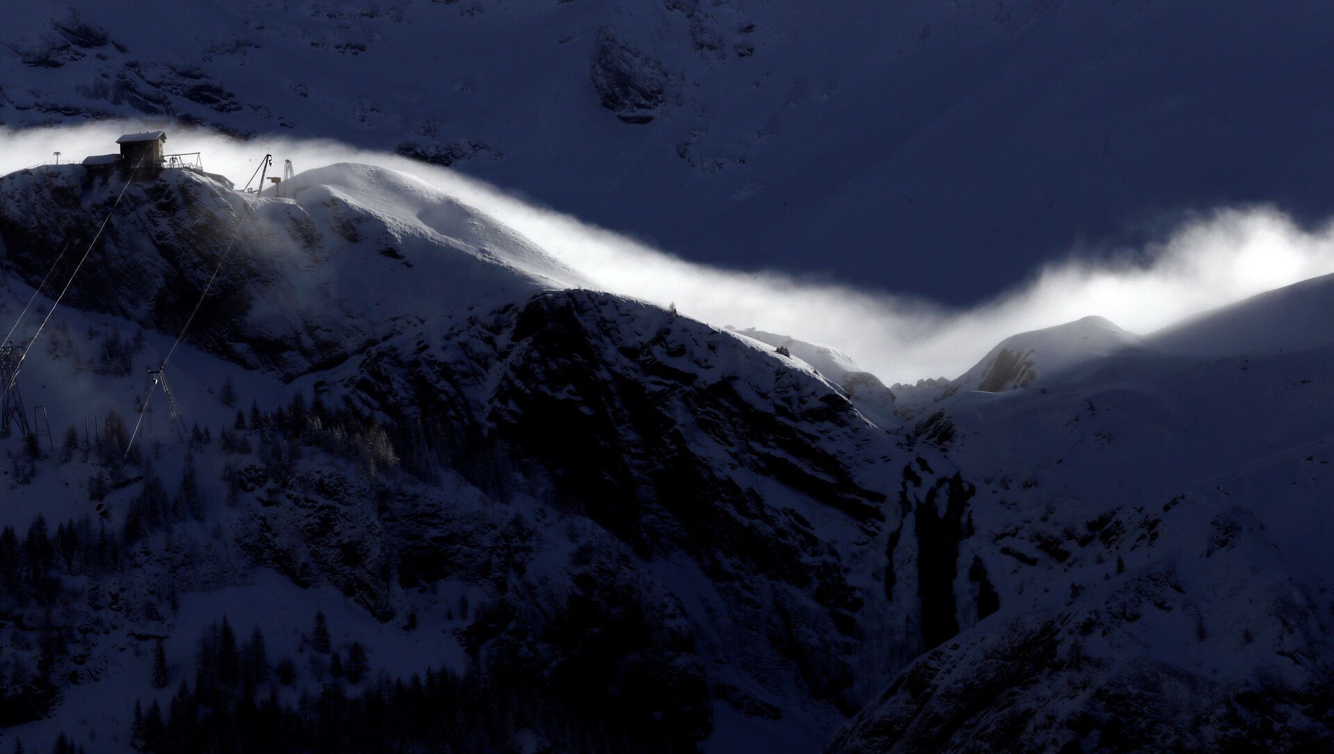 رياح تعصف فوق قمم جبال إنغستليجين الب بالقرب من أدلبودن، سويسرا 12 يناير/ كانون الثاني 2019 - سبوتنيك عربي, 1920, 19.11.2021