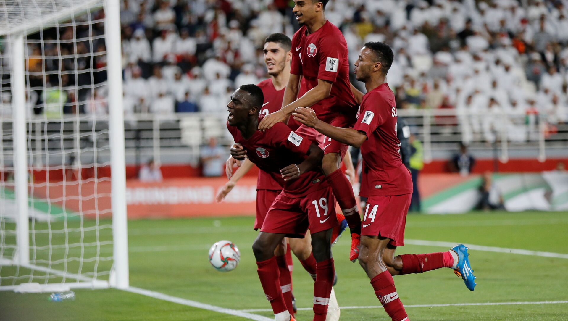 معز علي يحتفل هدفه الثاني مع قطر في مرمى الإمارات في نصف نهائي كأس آسيا 2019 - سبوتنيك عربي, 1920, 28.04.2021