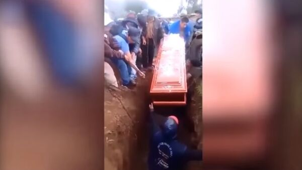 بالفيديو.. رجل يسقط في قبر ويحطم التابوت - سبوتنيك عربي
