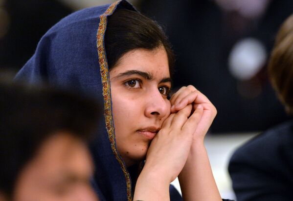ناشطة حقوقية باكستانية، والحائزة على جائزة نوبل للسلام، مالالا يوسفزاي، في إنجلترا 14 ديسمبر/ كانون الأول 2015 - سبوتنيك عربي