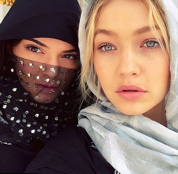 عارضتا أزياء الشهيرتان كيندال جينر وجيجي حديد يرتديات شالات خلال زيارتهما إلى الإمارات العربية المتحدة - سبوتنيك عربي