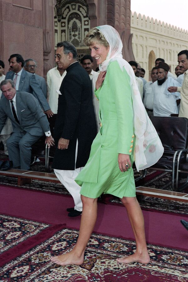 الأميرة الراحلة ديانا سبنسر، أميرة ويلز، خلال زيارتها إلى مسجد بادشاهي في باكستان، 27 سبتمبر/ أيلول 1991 - سبوتنيك عربي