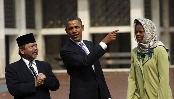 ميشيل أوباما، زوجة الرئيس الأمريكي السابق باراك أوباما، خلال زيارتهما إلى المسجد الكبير علي مصطفى يعقوب في جاكارتا، إندونيسيا 10 نوفمبر/ تشرين الثاني 2010 - سبوتنيك عربي