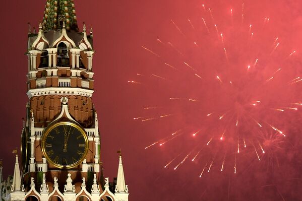 الألعاب النارية بمناسبة رأس السنة الجديدة على الساحة الحمراء - سبوتنيك عربي