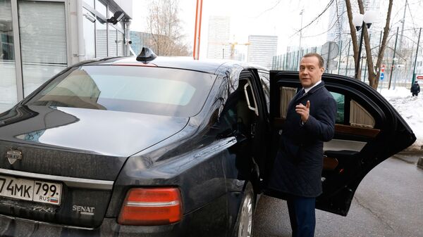 رئيس الوزراء الروسي دميتري ميدفيديف لدى دخوله إلى سيارة الليموزين أوروس (مشروه كورتيج)، 15 يناير/ كانون الثاني 2019 - سبوتنيك عربي