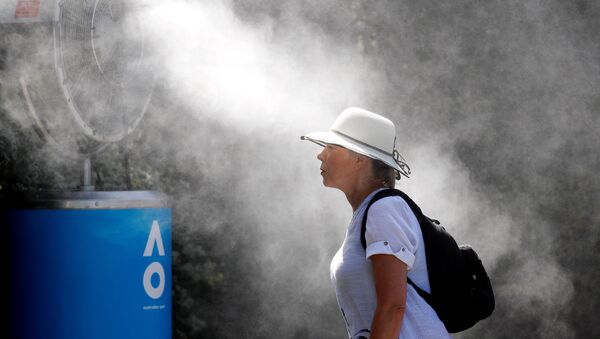 امرأة تقف أمام مروحة ضخمة لمواجهة الطقس شديد الحرارة في أستراليا - سبوتنيك عربي