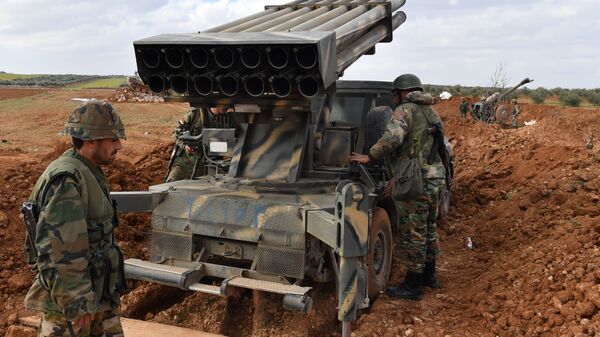 جنود الجيش العربي السوري خلال مناورات في مواقع خطوط الهجوم الأمامية في حي مدينة منبج في محافظة حلب، سوريا - سبوتنيك عربي