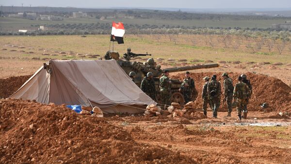 جنود الجيش العربي السوري خلال مناورات في مواقع خطوط الهجوم الأمامية في حي مدينة منبج في محافظة حلب، سوريا - سبوتنيك عربي