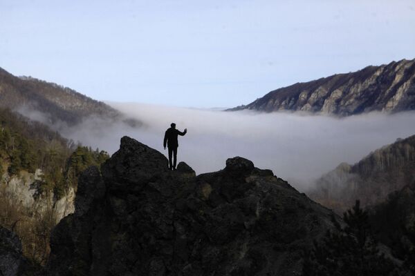 سائح يلتقط صورة ضباب فوق المنطقة الجبلية غالانتشوجسكي في الجمهورية الشيشانية - سبوتنيك عربي