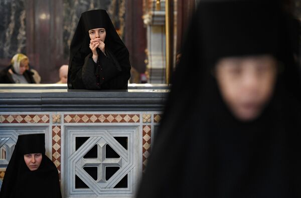 راهبات بعد القداس الإلهي، التي أقامها بطريرك موسكو وعموم روسيا كيريل في كاتدرائية المسيح المخلص في موسكو - سبوتنيك عربي