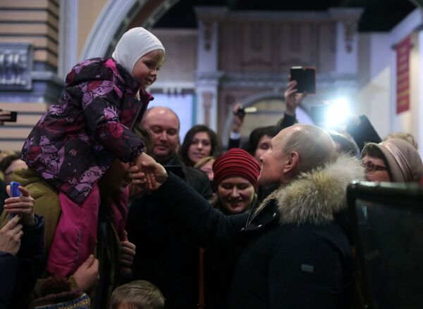 الرئيس الروسي فلاديمير بوتين خلال لقائه مع المواطنين في مدينة سان بطرسبورغ، بمناسبة الاحتفال بالذكرى الـ 75 لكسر الحصار عن لينينغراد، روسيا - سبوتنيك عربي