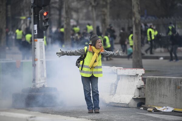 استمرار احتجاجات السترات الصفراء في باريس، فرنسا يناير/ كانون الثاني 2019 - سبوتنيك عربي
