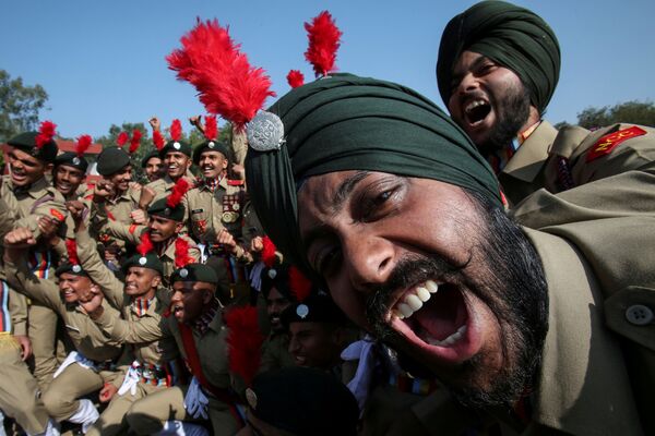 يحتفل أعضاء  فرقة كاديت كورس الوطنية بعد حصولها على المركز الثاني في مسابقة العرض العسكري خلال الاحتفالات بيوم الجمهورية في شانديغار، الهند، 26 يناير/ كانون الثاني 2019 - سبوتنيك عربي