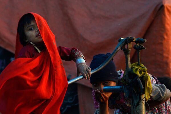 طفلة غجرية باكستانية تشرب الماء من مضخة يدوية في لاهور، باكستان 27 يناير/ كانون الثاني 2019 - سبوتنيك عربي